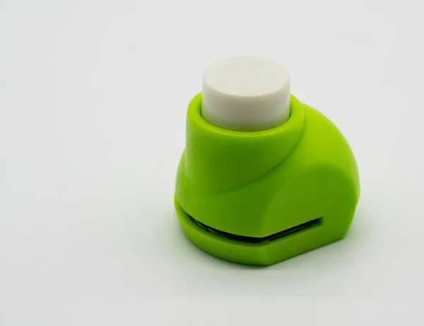 Mini perforador de papel verde para scrapbook DIY y artesanía aislada en —  Fotos de Stock