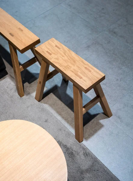 Design de cadeiras de madeira moderna no piso de concreto . — Fotografia de Stock