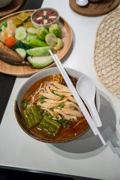 Sopa de fideos de pollo estofado tailandés falso con calabaza amarga en cerámica —  Fotos de Stock