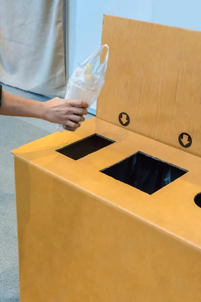 Kładąc rękę kobieta używany plastikowy kubek w bin recyklingu wykonane z re — Zdjęcie stockowe