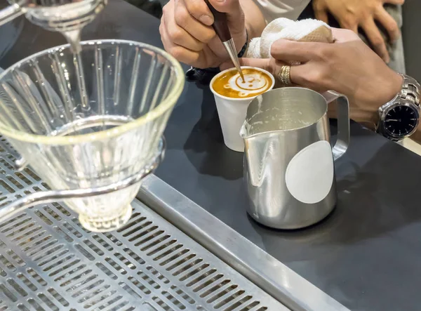 Jak zrobić latte art przez barista skupić się w mleko i kawa. — Zdjęcie stockowe