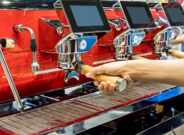 Автоматическая красная кофеварка в кофейне или ресторане . — стоковое фото