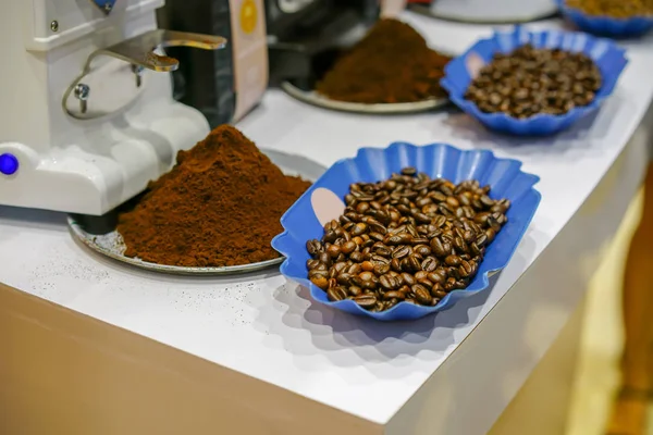 Ground coffee and roasted coffee beans arabica strong blend — Stock Photo, Image