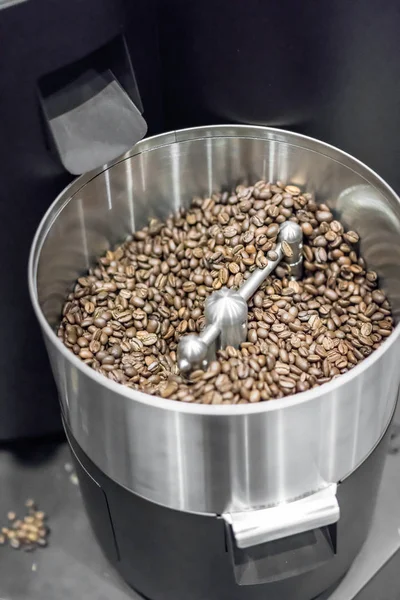Granos de café aromáticos ubicados en equipos modernos con grano c —  Fotos de Stock
