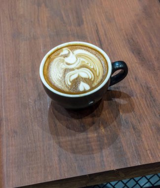 Kahve güzel Latte ile ahşap masa üzerinde sanat.