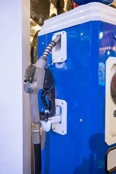Retro-Benzinspender in blauer Farbe — Stockfoto