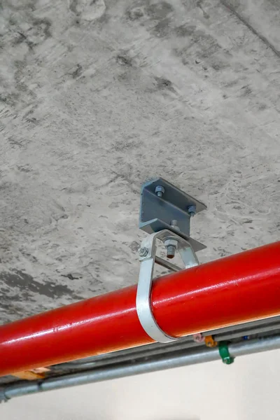 Металева труба або затискач для труб, що висить на бетонній стелі утримуйте — стокове фото