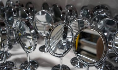 Birçok kozmetik ayna yuvarlak çerçeve ve tek standı o ile gümüş