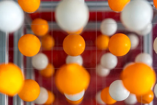 Balles orange et blanches flottant en perspective — Photo