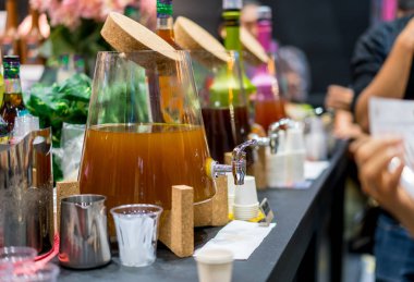 Suyu içecek dağıtıcısı kahvaltı için çeşitli.