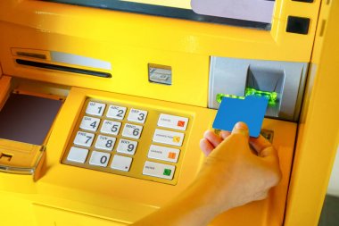 El Asya kadının Atm kartı Atm makine ekleme.