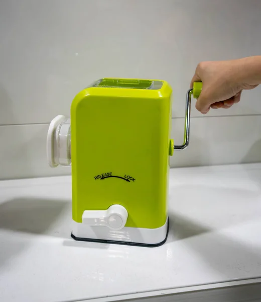 Mini-Haushaltsgeräte für den manuellen Fleischwolf mit Kunststoffkontamination — Stockfoto