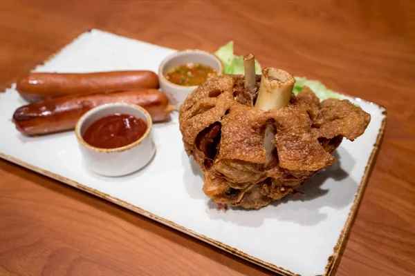 El nudillo de cerdo asado y las salchichas sirven con ketchup — Foto de Stock