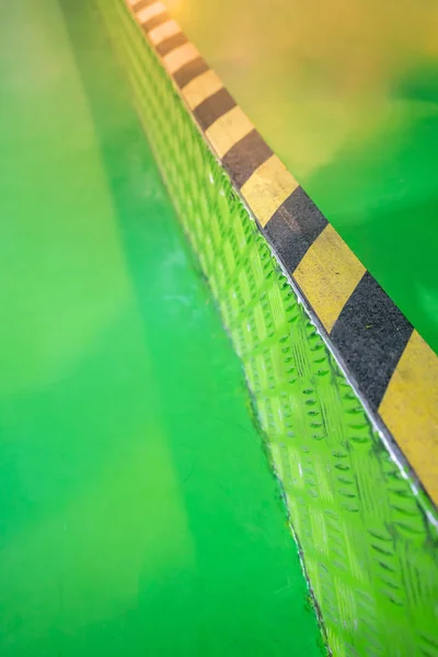 녹색 통로에 산업 줄무늬 도로 또는 단계 경고. — 스톡 사진