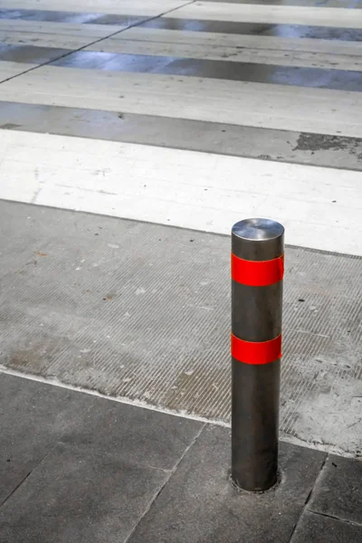 Palo inox con strisce arancioni per traffico su cemento r — Foto Stock