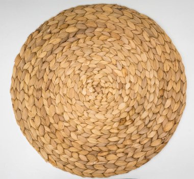 Closeup doku üzerinde beyaz izole kahverengi hasır dokuma desen 