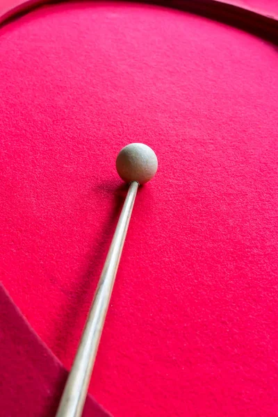 Bolas de bilhar no baize vermelho de uma mesa de bilhar . — Fotografia de Stock