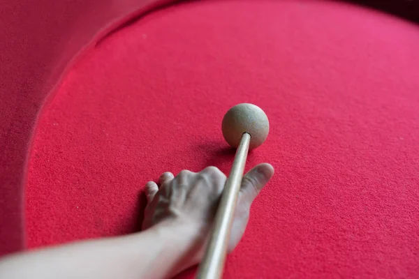 Mão apontando a bola de taco na mesa de bilhar . — Fotografia de Stock