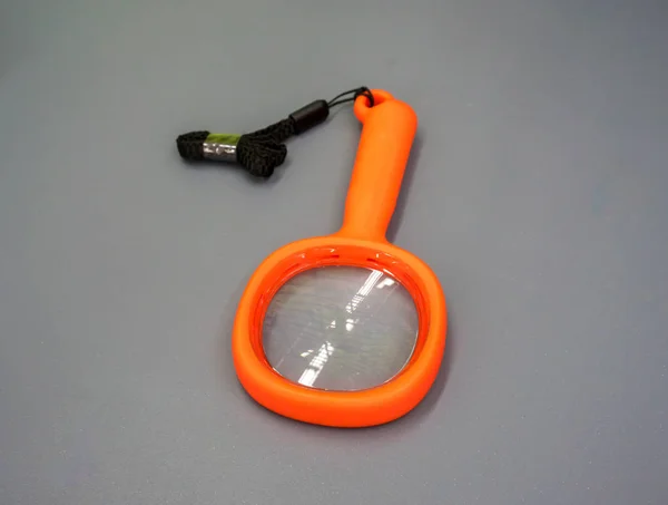 Orange förstorings glas isolerade på grå — Stockfoto
