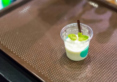 Güler yüzlü içecek örnek kavram şeffaf t yenilemek için