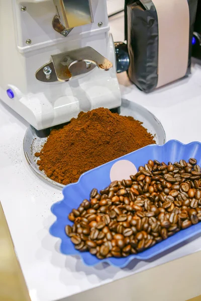 Café molido y granos de café tostados arabica fuerte mezcla —  Fotos de Stock
