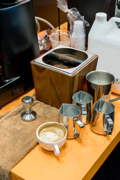 Achter koffie barista teller scène gevuld met koffie gemalen kn — Stockfoto