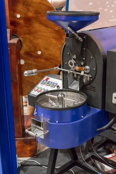 Blå kaffe Kafferostningsföretagen maskinen med ny teknik och system — Stockfoto