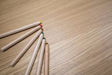 Farklı, kullanılmış, künt, donuk ve keskinleşmiş renkli p / yakın çekim