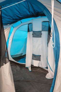 Mavi ve beyaz renk düzeni içinde kamp çadırda. Kamp çadırı