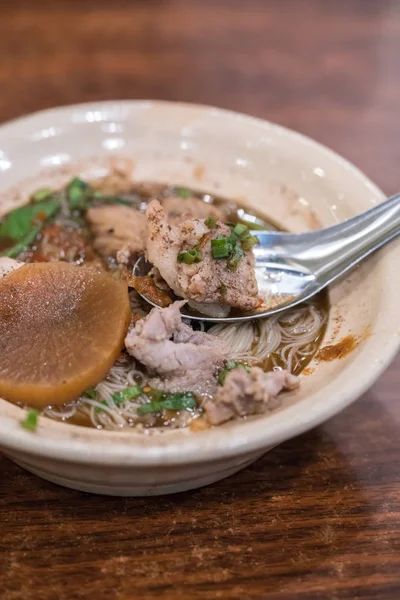 Sopa de macarrão de porco com bola de carne servida com broto de feijão e santo — Fotografia de Stock