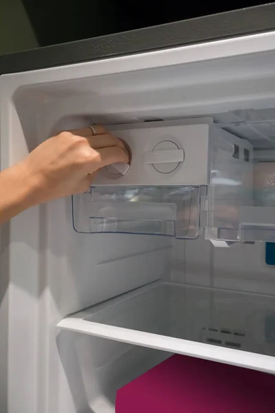 Cerrado mujer mano torsión para hielo de la máquina de hielo — Foto de Stock