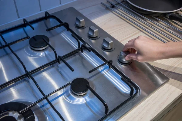 Manos de mujer botón de ajuste de temperatura en el horno — Foto de Stock