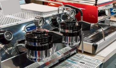 Parlak gümüş metal kahve espresso makinesi vintage tarzı 