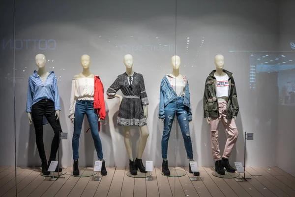 H & m shop bei mega bangna, bangkok, thailand, 19. März 2018 — Stockfoto