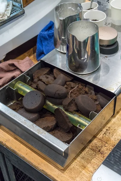 Pedaços fechados de moagem de café preenchidos em caixa de metal — Fotografia de Stock