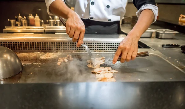 Szakács főzés a forró serpenyőben előtt a vevők marhahús steak keze — Stock Fotó