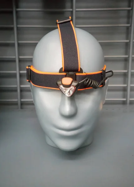 Linterna negra y naranja sobre cabeza gris modelo para display —  Fotos de Stock