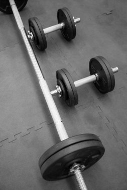 Mat siyah halter seti ve siyah uzun metal bar köpük 