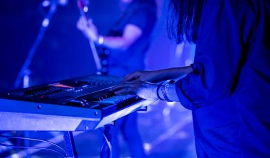Elektrikli piyano konserinde gece, müzik concep piyanist