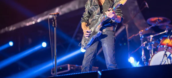 Fechar no velho guitarrista mão solo no palco em concerto — Fotografia de Stock