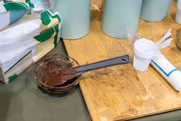 Atrás do balcão de preparação de amostras de alimentos com chocolate endurecido — Fotografia de Stock