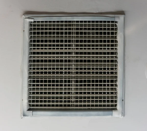 Ventilador de ar, armação de metal slat no teto — Fotografia de Stock