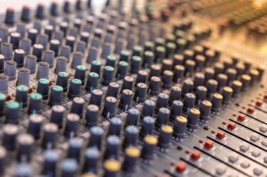Ses teknisyeni ses karıştırıcısı ekolayzer denetimi arka planı için.