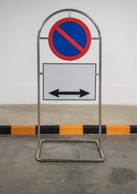 Otomatik otopark yok yol ve kaldırım boyunca 