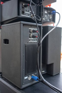 Giriş çıkış paneli arka tarafındaki bir ses arabirimi 