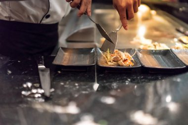 El Şef yemek salata müşterilerinin önünde sıcak tava üzerinde. 