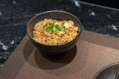 Fried rice ile sarımsak ve tereyağı ve geleneksel cray kase dilimlenmiş yeşil soğan ile toping.