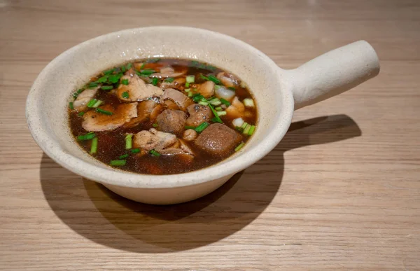 Plakken van rijstmeel met varkensvlees, tofu, Chinese roll noodlesoep in — Stockfoto