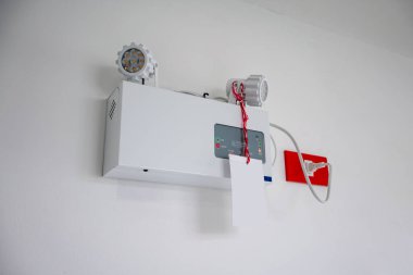 Elektrik kesintisi olduğunda acil durum ışığı otomatik aydınlatma çalışıyor 