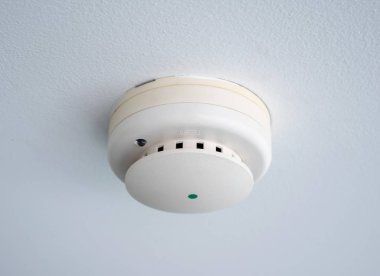 Kullanılan duman dedektörü, yangın alarm beyaz izole 